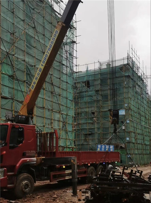 孙吴县“慢工细活”—— 吊车的 “微动控制” 技术